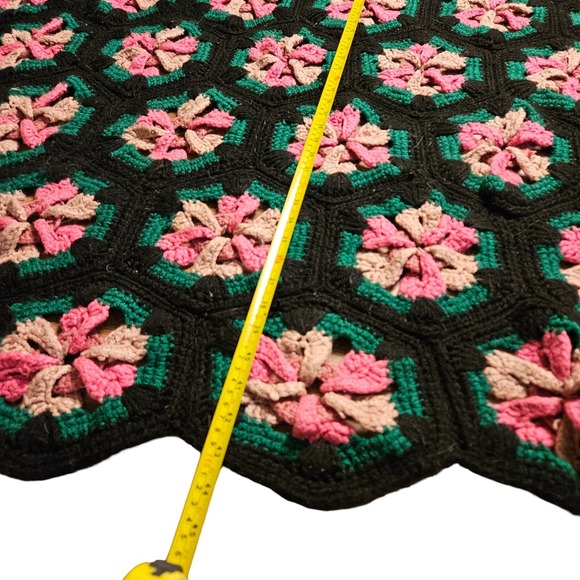 Crochet Afgan 3D Flowers Blanket Green Black Granny Square Pink Roses 44x58 - Picture 5 of 6